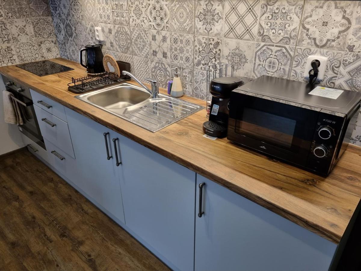 Velke Studio Na Velkem Namesti S Vybavenou Kuchyni Градец-Кралове Экстерьер фото