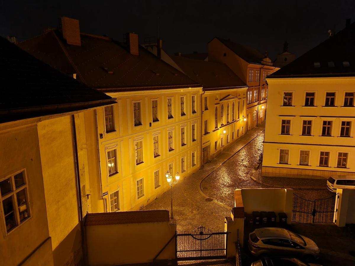 Velke Studio Na Velkem Namesti S Vybavenou Kuchyni Градец-Кралове Экстерьер фото